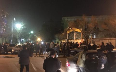 تجمع دراویش گنابادی در اطراف خانه نورعلی تابنده در تهران