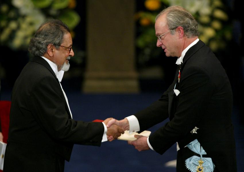 نایپل درحال دریافت نوبل ادبیات