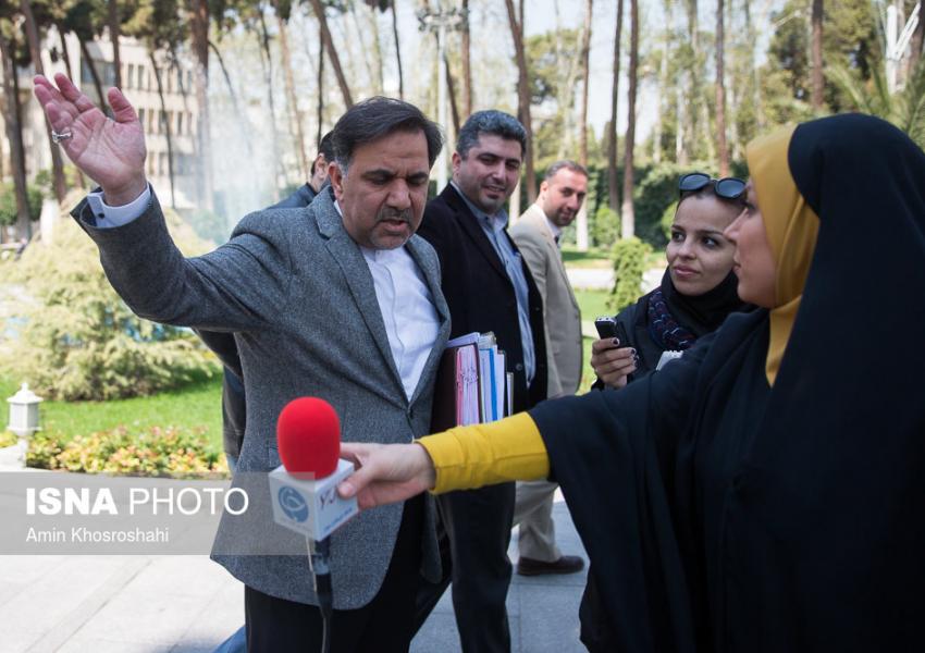 برخورد خشن عباس آخوندی وزیر راه با خبرنگار زن باشگاه خبرنگاران جوان