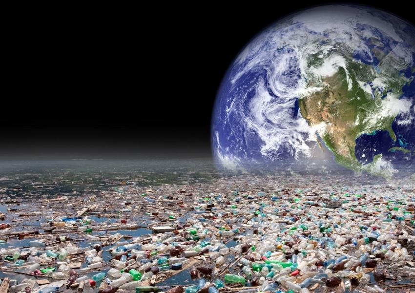 از سال ۱۹۵۰ میلادی انسان هر ساله مقادیری بالغ بر هشت تن پلاستیک تولید و مصرف کرده است که به گفته دانشمندان کره زمین را تا ابد آلوده کرده است. 