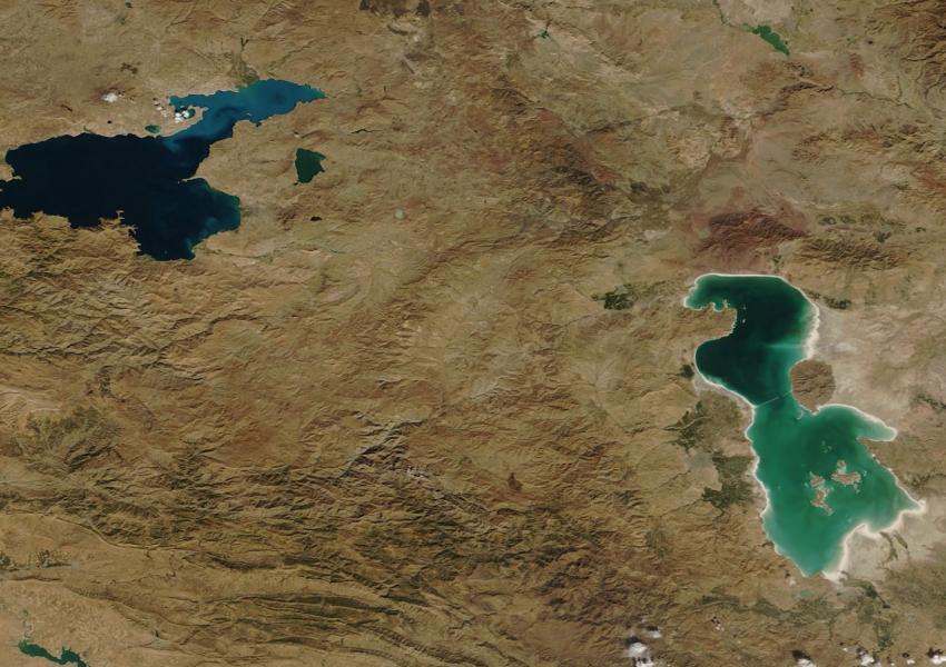 دریاچه ارومیه در مهر ۲۰۰۴ میلادی/ تصویر از ناسا
