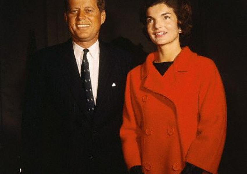 کت قرمزی که ژاکلین در رقابت‌های انتخاباتی ریاست‌جمهوری در سال ۱۹۶۰ به تن کرد