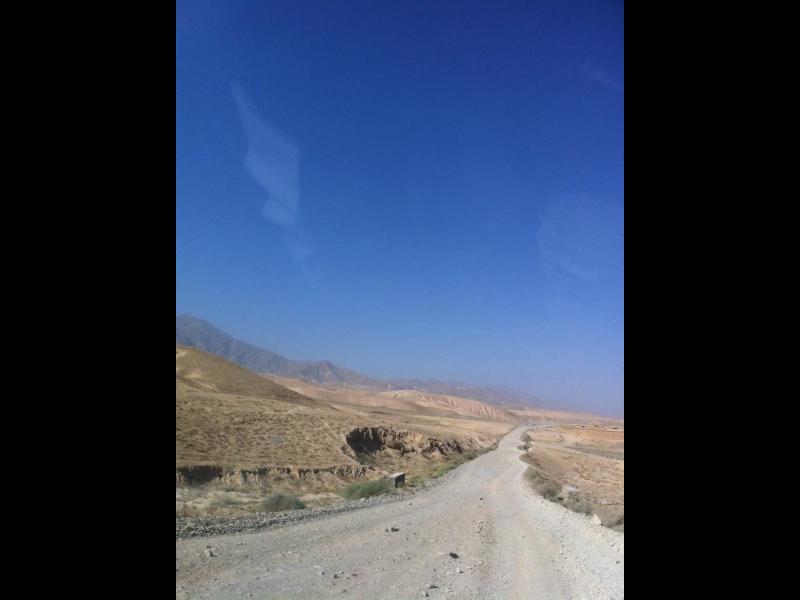 جاده خاکی اندراب (۲۰۰۹). این جاده اکنون آسفالت شده است. 