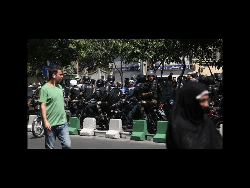 نیروهای ویژه پلیس در اطراف ساختمان مجلس ایران مستقر شده‌اند