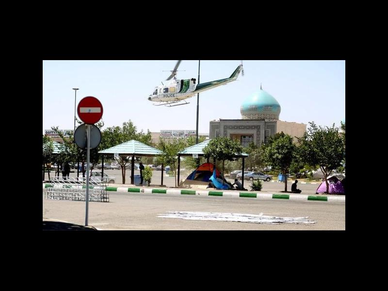 هلی‌کوپتر پلیس در آرامگاه آیت‌الله خمینی بعد از حمله انتحاری و تیراندازی