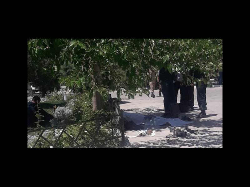 خبرگزاری میزان این تصویر را از جنازه‌ای در محوطه آرامگاه آیت‌الله خمینی منتشر کرده است