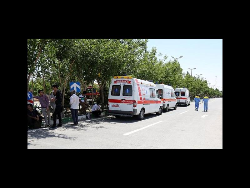 آمبولانس‌های و نیروهای امدادی در محوطه آرامگاه آیت‌الله خمینی